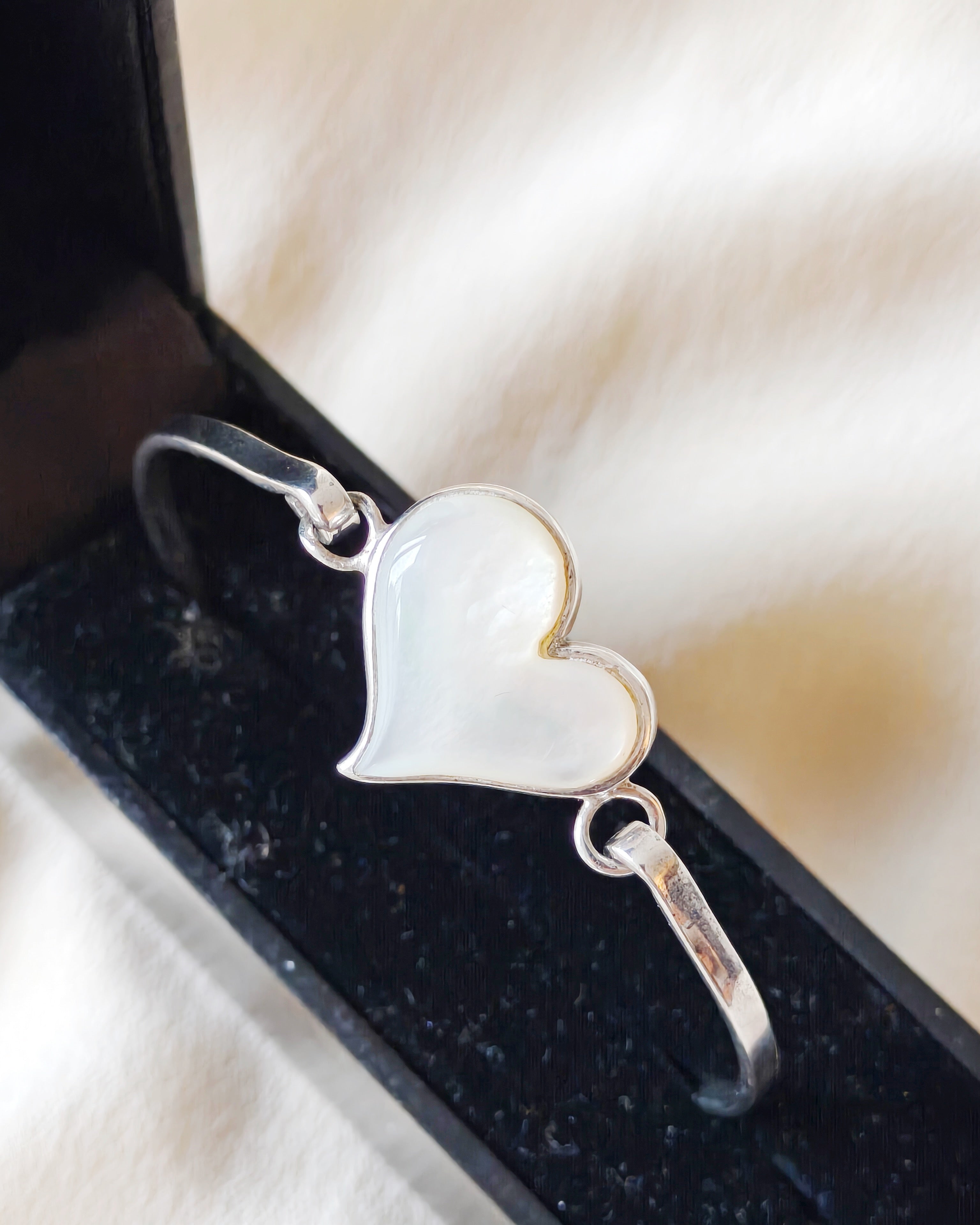 925 Silver Cuff Bangle with Mother‑of‑Pearl Heart (9.9 g)