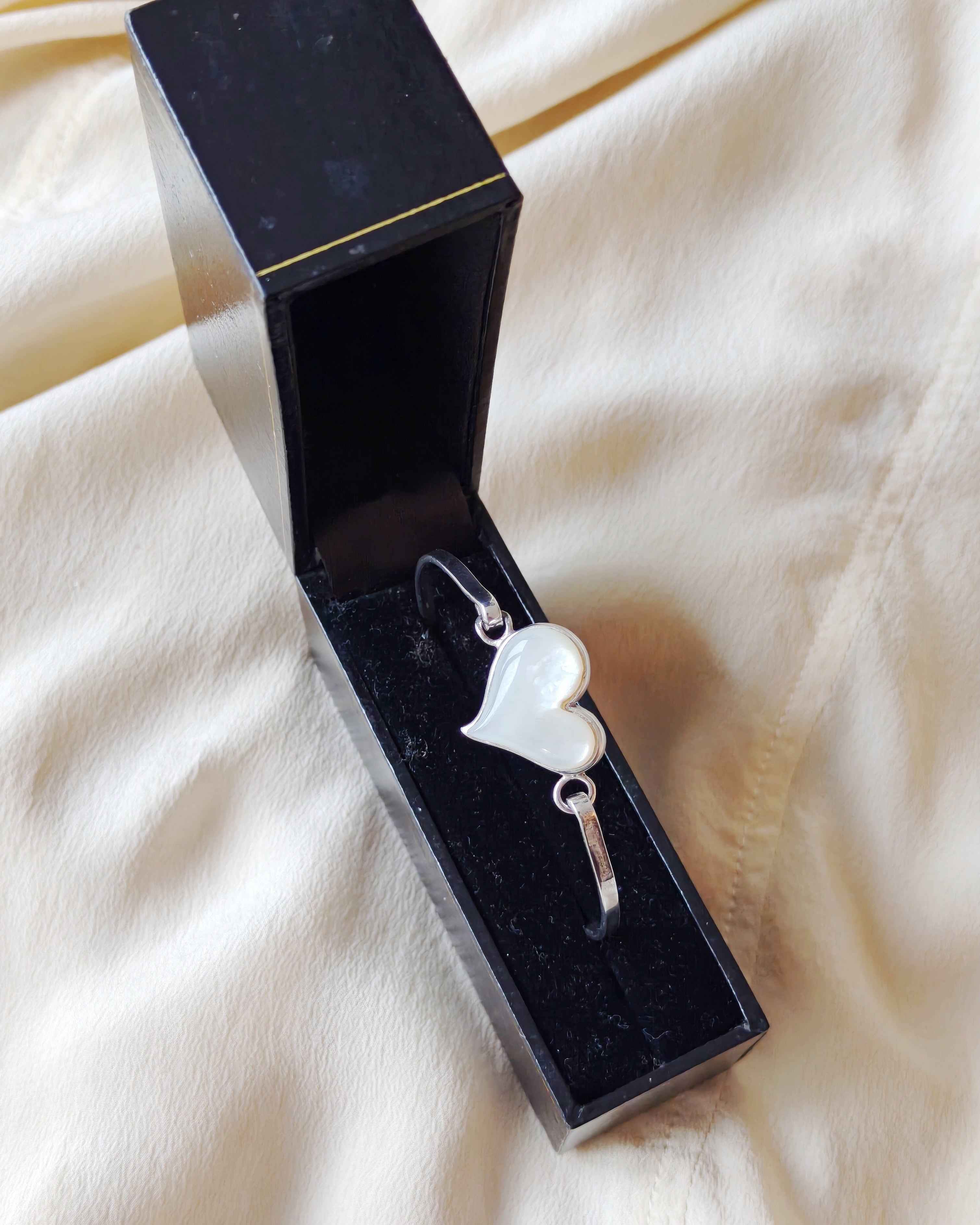 925 Silver Cuff Bangle with Mother‑of‑Pearl Heart (9.9 g)