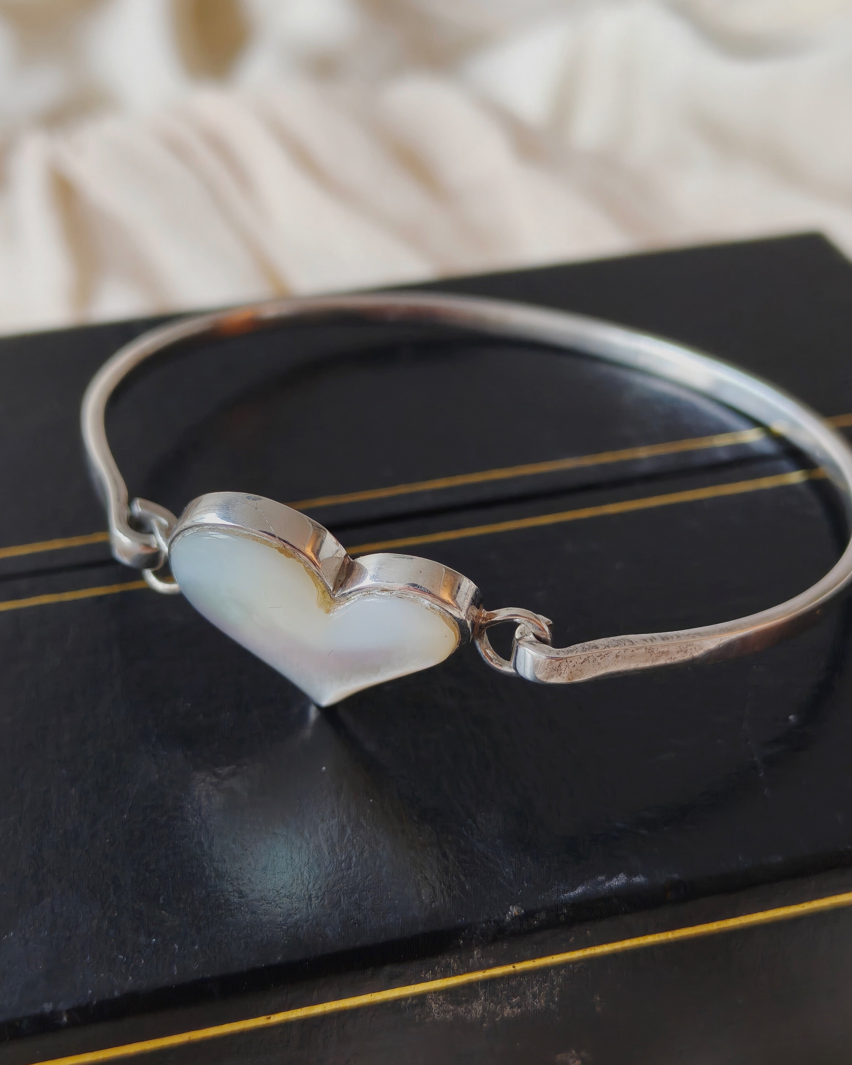 925 Silver Cuff Bangle with Mother‑of‑Pearl Heart (9.9 g)